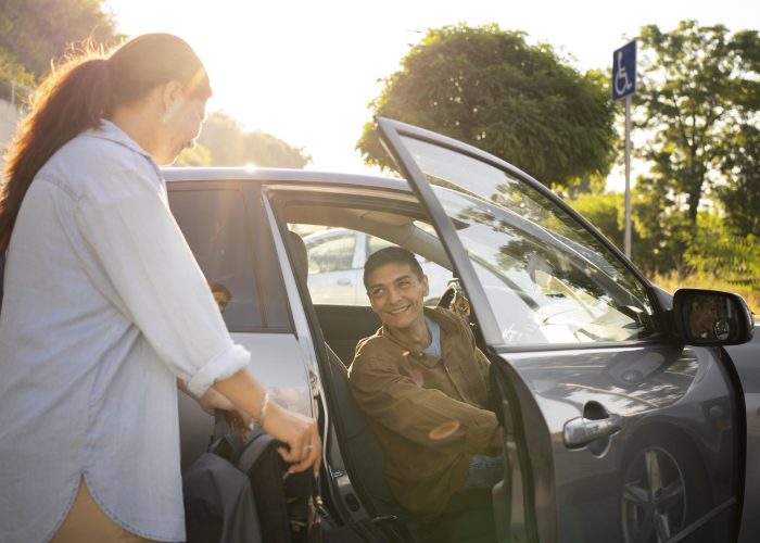 medium-shot-smiley-couple-with-car